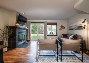 een woonkamer met een bank en een open haard bij Tremblant Classic Chalet La Bête Golf Course in Mont-Tremblant +31 foto's