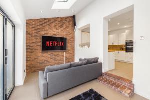 TV a/nebo společenská místnost v ubytování Maison Hammoud, Luxury Rooms in Wembley