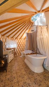 Ένα μπάνιο στο Chic Woodland Yurt Rental on a Wellness Ranch in Southern California