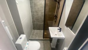 ein kleines Badezimmer mit Toilette und Waschbecken in der Unterkunft Madani in Arys