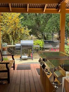 Κήπος έξω από το Chic Woodland Yurt Rental on a Wellness Ranch in Southern California