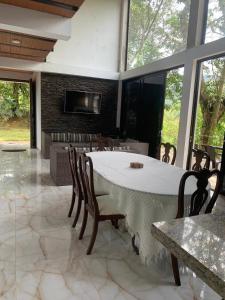 ein Esszimmer mit Tisch und Stühlen und einem Kamin in der Unterkunft EL MILAGRO FINCA VACACIONAL in San Rafael