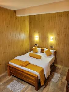 een slaapkamer met een groot bed en houten wanden bij Tea Brook Lodge Ella in Ella