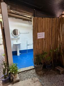 een badkamer met een wastafel en potplanten bij KP Backpackers Hostel in Nongkhiaw
