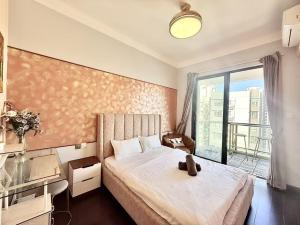 een slaapkamer met een bed met een teddybeer erop bij R&F Princess Cove Johor Bahru By SShineHome in Johor Bahru +250 foto's