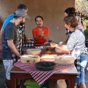 ウブドにあるMade Sura Bali Driver & Tourの集団