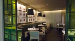 上海市にあるJinjiang Metropolo Classiq Shanghai Jing'an Templeの部屋にテーブルと椅子があるレストラン