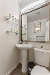 Ένα μπάνιο στο New City Views - Walk to Stadium - Convention Center - Arcades - Sleeps 8 - Gym