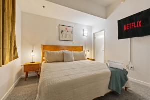 Ένα ή περισσότερα κρεβάτια σε δωμάτιο στο New City Views - Walk to Stadium - Convention Center - Arcades - Sleeps 8 - Gym