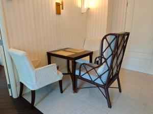 a wooden table and two chairs and a table and chairs at Grand Florida芭提雅带免费游泳池温泉和健身房和办公区水上花园公寓E208 in Na Jomtien +60 photos