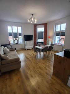 Μια τηλεόραση ή/και κέντρο ψυχαγωγίας στο Apartamenty Zakonne "Apartament Wielkiego Mistrza" +5 φωτογραφίες