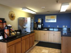 Kuchyň nebo kuchyňský kout v ubytování Days Inn by Wyndham Yuma