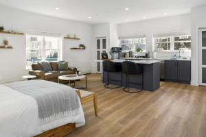 una cocina y sala de estar con una cama y una cocina y una sala de estar en Harbor Haven, Apt #1 Studio, en South End
