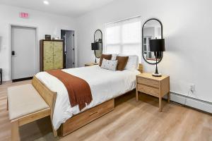 Un dormitorio con una cama grande y un espejo. en Harbor Haven, Apt #1 Studio, en South End
