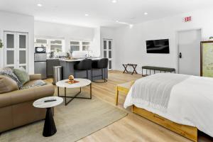 Un dormitorio con una cama y un sofá y una cocina. en Harbor Haven, Apt #1 Studio, en South End