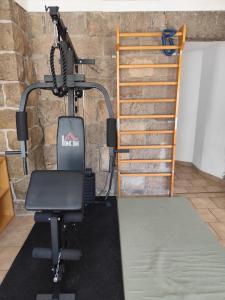 ブラウンラーゲにあるKuscheleckeの椅子と階段のあるジム