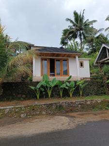 a small house on the side of a road at Sonnenhouse Lombok Kertaraharja in Luk