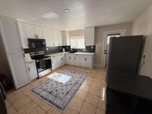 Köök või kööginurk majutusasutuses Renovated Best of Central Sac Neighborhood Unit B