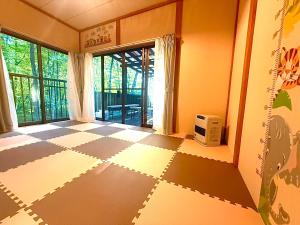 a room with a tiled floor with a window at コテージちゃ豆ん家 in Nasu