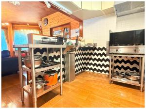 a kitchen with a counter and a counter top at コテージちゃ豆ん家 in Nasu