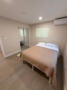 Voodi või voodid majutusasutuse Renovated Best of Central Sac Neighborhood Unit B toas