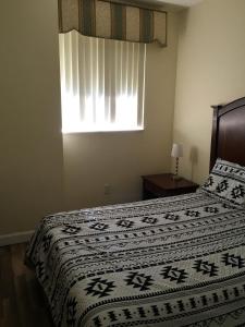 מיטה או מיטות בחדר ב-Miami Coral Gables Apartment