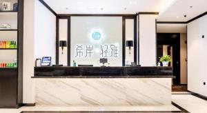 een lobby met een groot raam in een gebouw bij Xana Lite Tianjin Ninghe Trade Development Zone in Ninghe +265 foto's