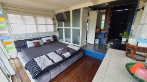 un dormitorio con una cama en una habitación en Bigcountry Tour Stay Ayutthaya, en Phra Nakhon Si Ayutthaya