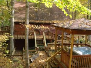 cenador con bañera de hidromasaje y casa en Wooded & Fabulous Brown County Cabin with Hot Tub Near Nashville, IN, en Nashville