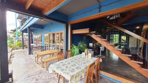 Un comedor con mesa y sillas y una escalera. en Bigcountry Tour Stay Ayutthaya, en Phra Nakhon Si Ayutthaya 26 fotos más