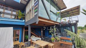 Casa con terraza con mesa y bancos en Bigcountry Tour Stay Ayutthaya, en Phra Nakhon Si Ayutthaya