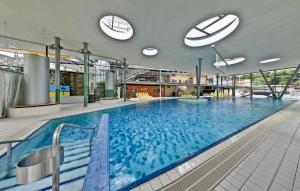 Bazén v ubytování Santé Royale Hotel- & Gesundheitsresort Bad Brambach nebo v jeho okolí