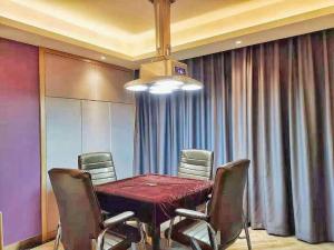 une salle à manger avec une table et des chaises rouges dans l'établissement Lavande Hotel Changsha South High-speed Railway Station Xiyingmen, à Changsha