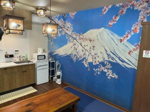 Kuchyň nebo kuchyňský kout v ubytování 新規オープン岩風呂付ゲストハウス織姫