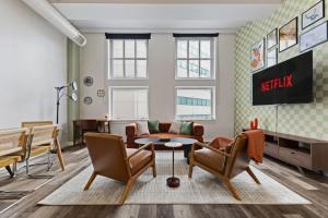 Χώρος καθιστικού στο New City Stay -Dedicated Workspace- Gym- Walk to Convention- Perfect for Family