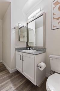 Ένα μπάνιο στο New City Stay -Dedicated Workspace- Gym- Walk to Convention- Perfect for Family +46 φωτογραφίες