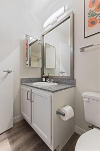 Ένα μπάνιο στο New City Stay -Dedicated Workspace- Gym- Walk to Convention- Perfect for Family