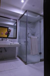 Ένα μπάνιο στο City Oasis Hotel +57 φωτογραφίες