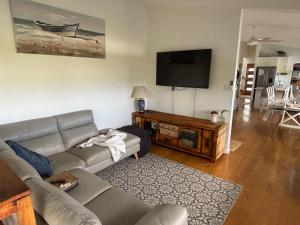 Μια τηλεόραση ή/και κέντρο ψυχαγωγίας στο House with great views and interesting areas