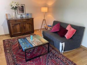 een woonkamer met een bank en een salontafel bij Holiday home in Houtteville with garden in Picauville +17 foto's