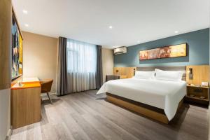 Jinjiang Inn Wuhan Wansongyuan Food Street Qushui Building في ووهان: غرفة في الفندق مع سرير أبيض كبير ومكتب +167 صورة