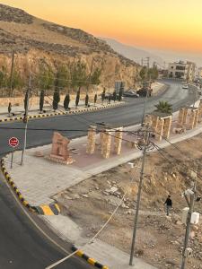 una calle con una carretera con construcción en Mountain Echo Inn, en Taiyiba