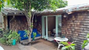 eine Terrasse mit blauen Stühlen und einem Tisch in der Unterkunft Ti Kaz Kafé - Charmante Case créole indépendante à St Leu in Saint-Leu + 3 Fotos