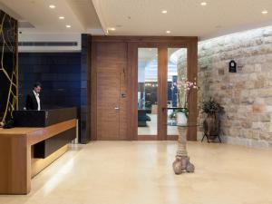 Fuajee või vastuvõtt majutusasutuses Legacy Hotel ַ& Convention Center Nazareth