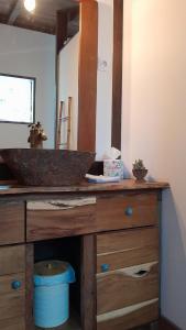 eine Badezimmerablage mit Waschbecken und Spiegel in der Unterkunft Ti Kaz Kafé - Charmante Case créole indépendante à St Leu in Saint-Leu