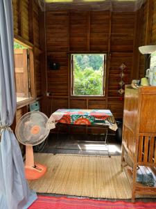 um quarto com uma cama e uma janela em Homebar em Ko Chang