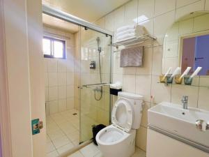 金湖鎮にある王老爺花園民宿のトイレ、シャワー、洗面台を備えたバスルーム +37枚の写真