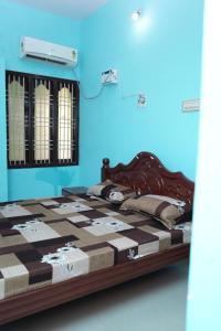 Ένα ή περισσότερα κρεβάτια σε δωμάτιο στο Shalom Inn