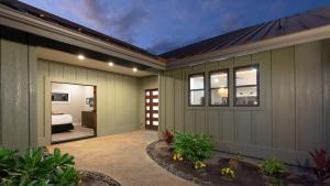 Una casa con garaje y un dormitorio en ❤PiH❤Aloha Paradise Large Private Pool Waterfall Spa PLUS 2024 Resort Pool Passes, en Waikoloa 64 fotos más