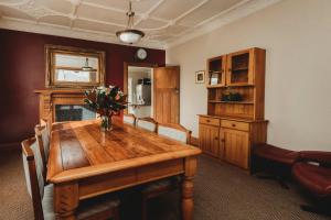 Η κουζίνα ή μικρή κουζίνα στο Central One Fifty Five - character home near CBD